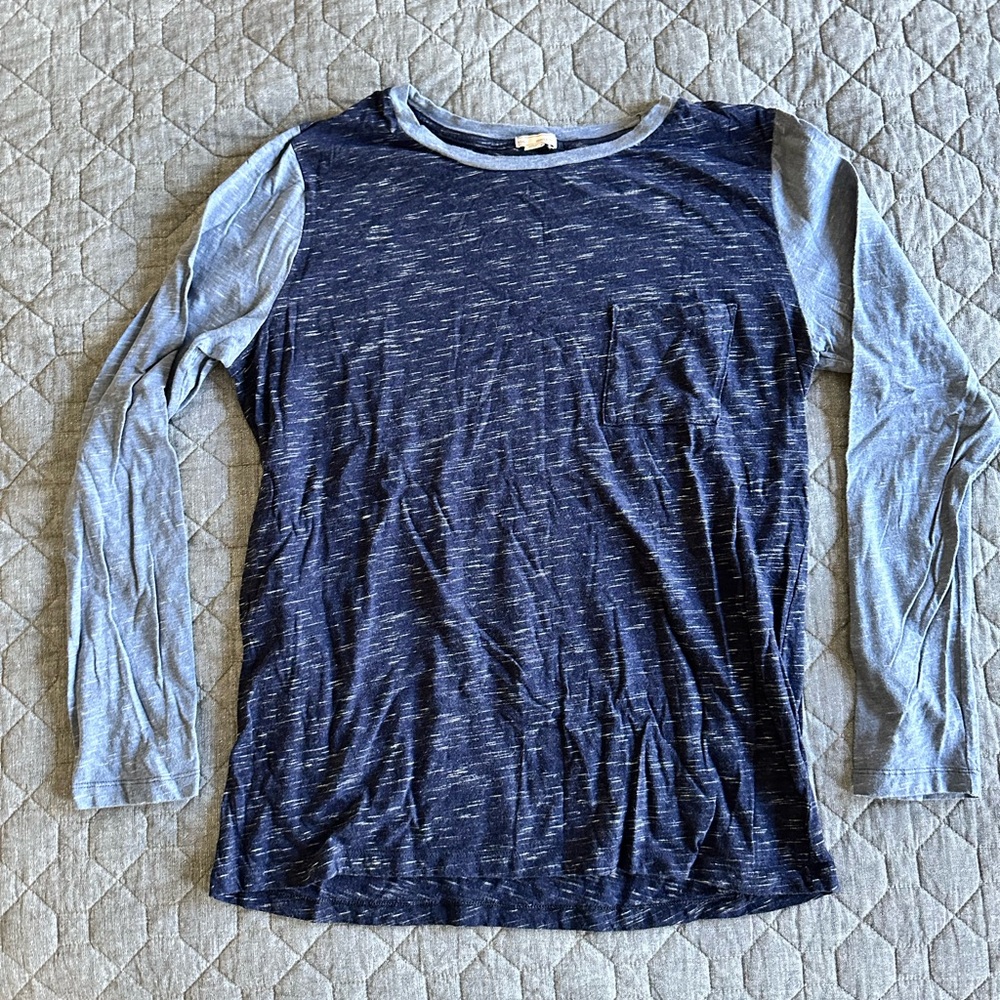 EUC Old Navy long-sleeved T-shirt in contrasting heather blues - size XL